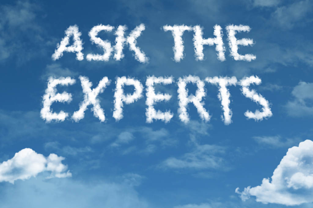 Dòng chữ ‘Ask the Expert’ nổi bật trên nền trời xanh, gợi mở cuộc trao đổi chuyên sâu về độc lập tài chính
