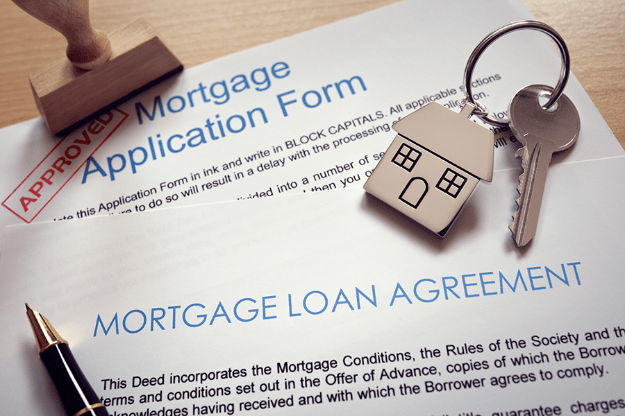 Mortgage application loan agreement and house key (Vay Tiền)
