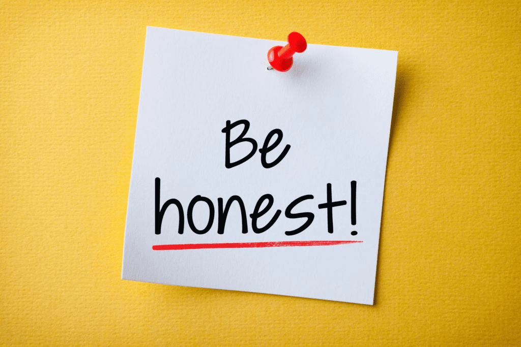 Ghi chú 'Be honest!' (Hãy trung thực!) được ghim trên nền vàng, nhắc nhở về tầm quan trọng của sự trung thực trong mọi giao dịch, đặc biệt khi vay tiền hoặc thực hiện các giao dịch tài chính.
