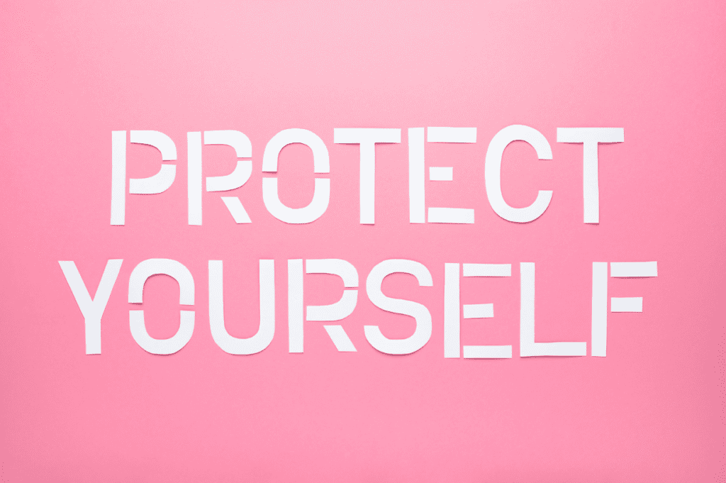 hình ảnh chữ "protect yourself', nói tới lời nhắc sự cảnh giác của người cha cho con